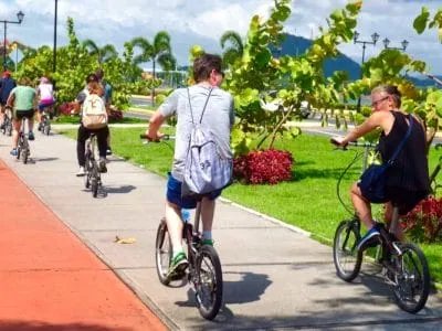 Recorrido en bicicleta por la ciudad de Panamá Los huéspedes del recorrido en bicicleta se encuentran