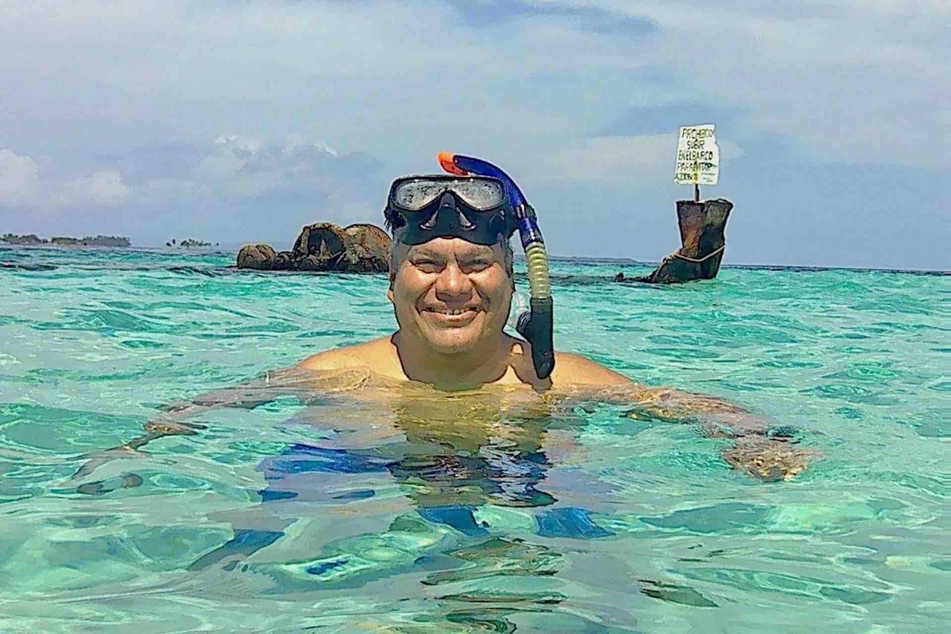 San Blas islands island hopping beach day tour isla perro shipwreck snorkeling man
