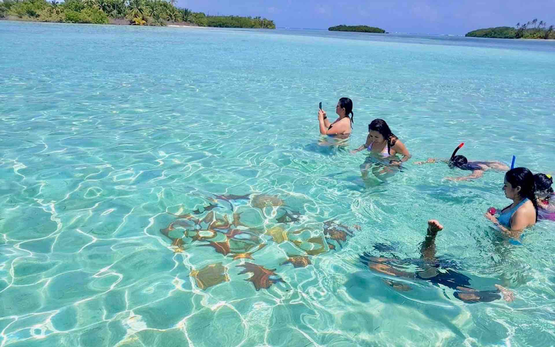San Blas islands Panama day tour guest sea star fish Natural Pool snorkeling guests tourists