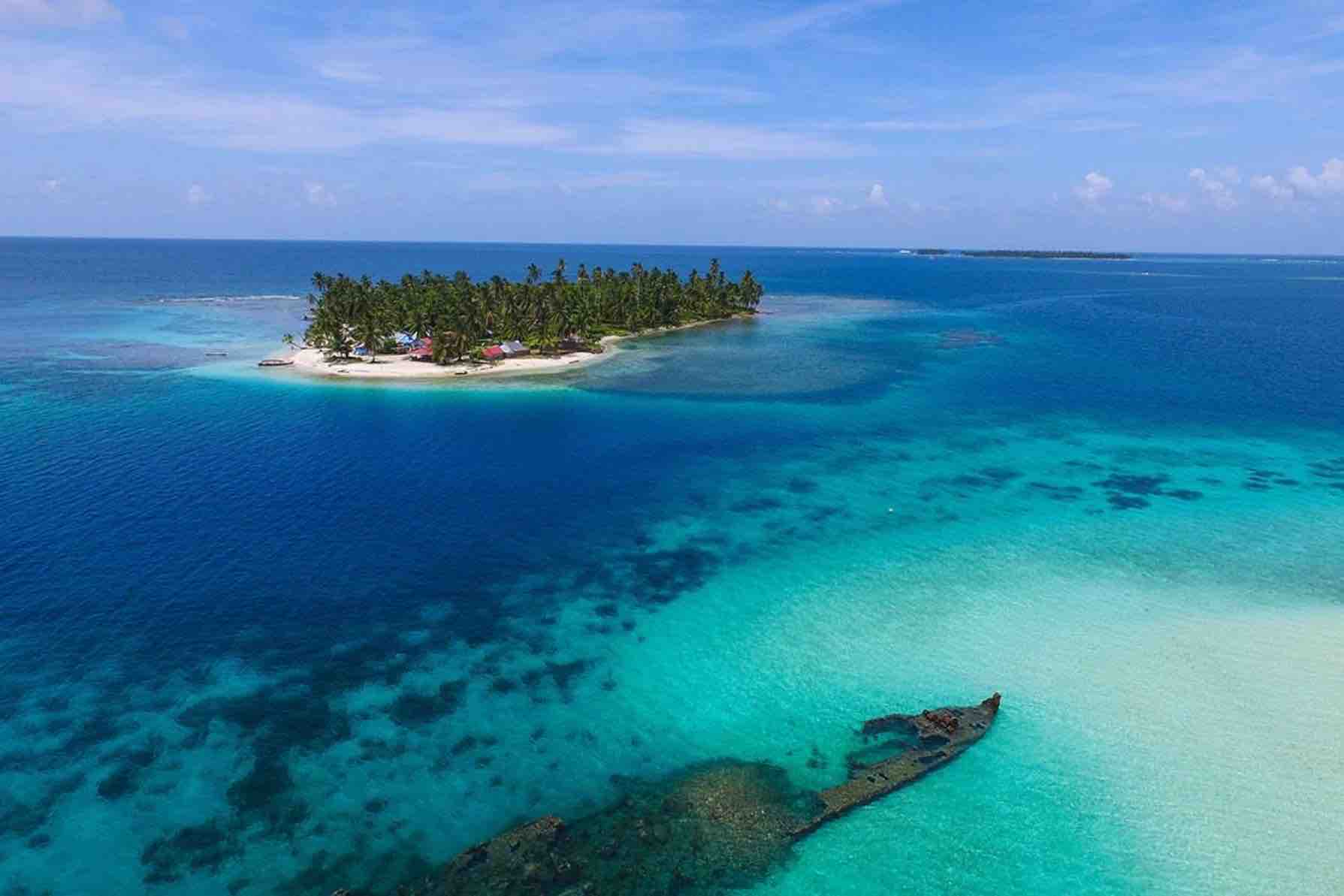 San Blas isla perro San Blas 3 Day Tour island san blas overnight tour package drone view turquoise ocean