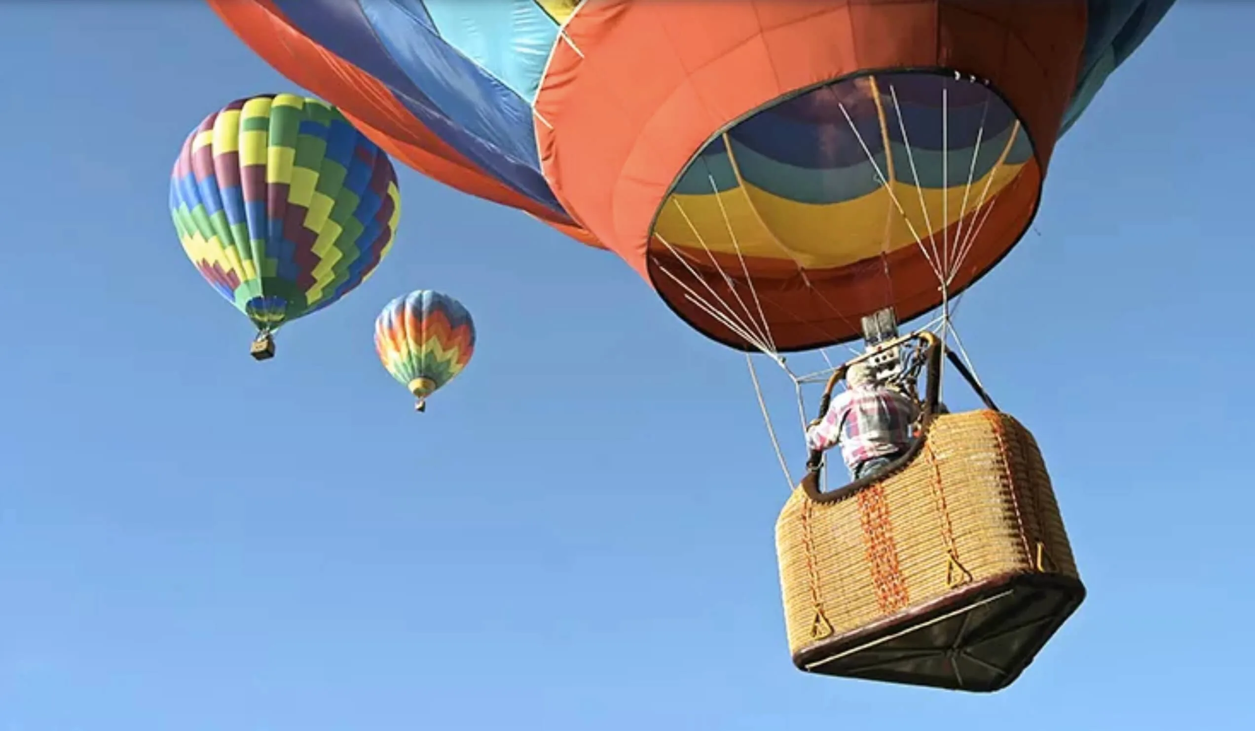 Sobre Nosotras 1 three colorful hot air balloons in the sky