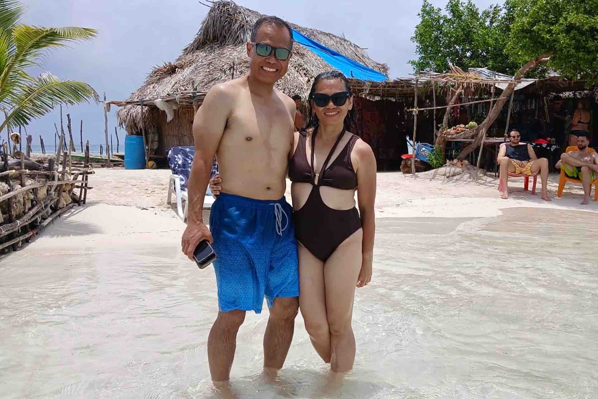 Travelers enjoying an island beach on a San Blas day tour