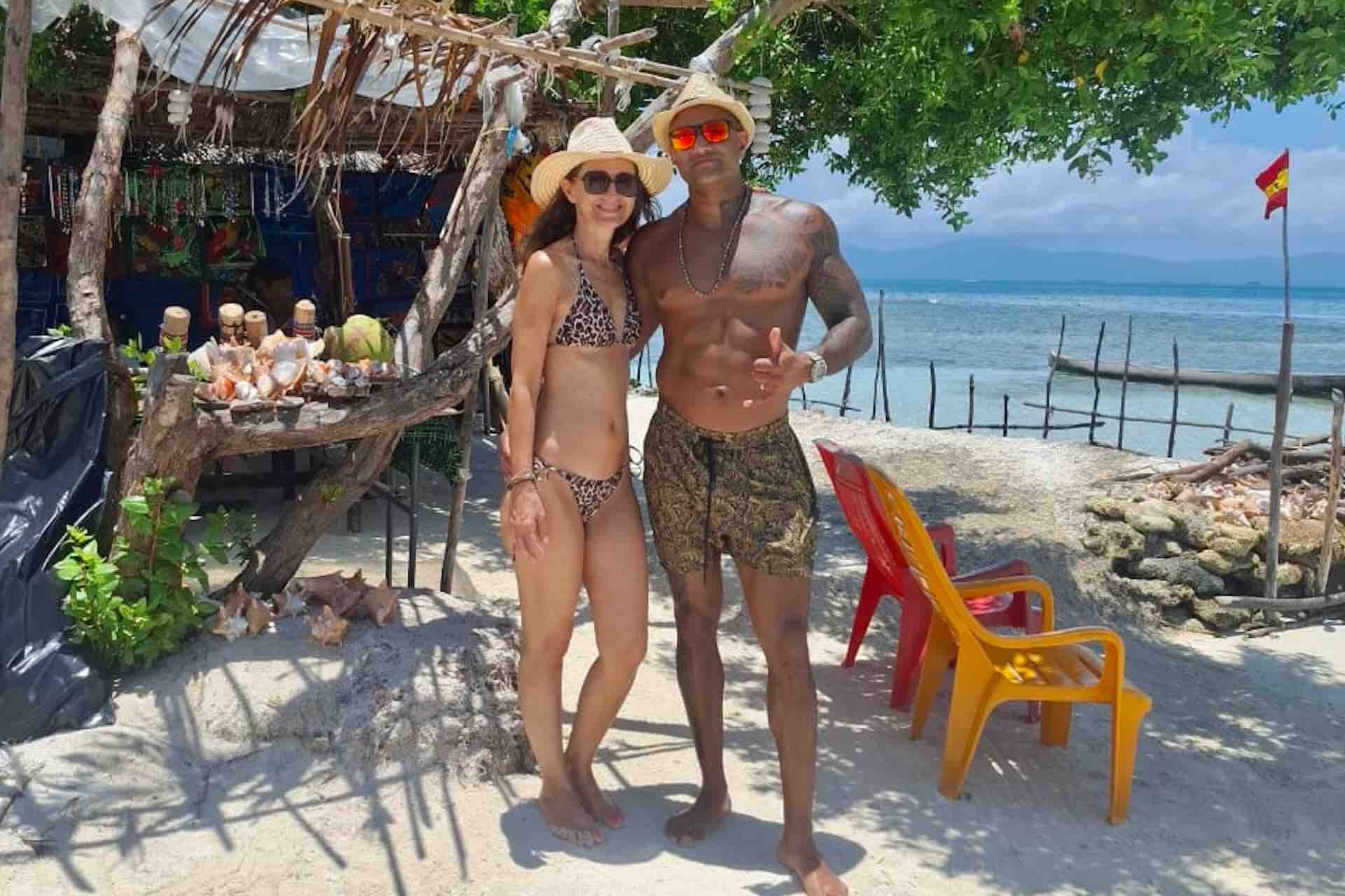Couple enjoying island life during a San Blas day tour