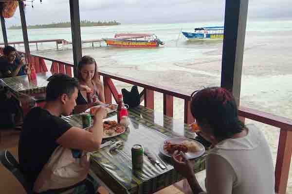 Guests enjoying island lunch on a San Blas day tour
