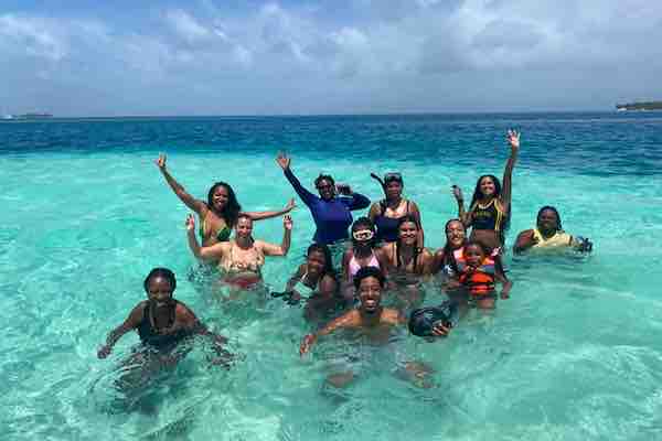Guests swimming in the Natural Pool on a San Blas day tour