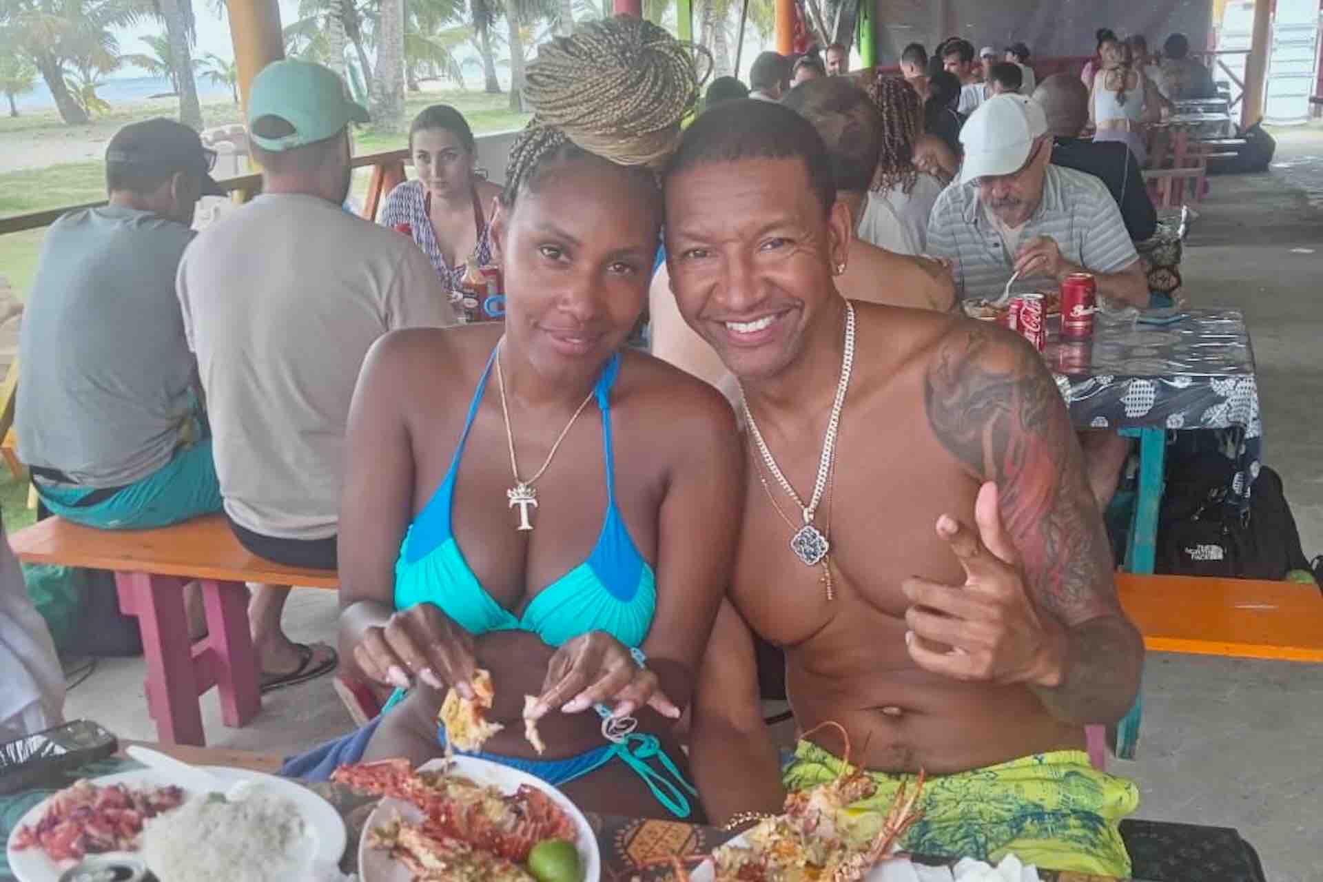 Guests enjoying lunch during a San Blas Islands day tour