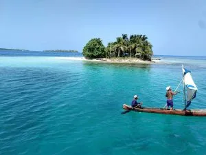 Img_20200207_134203774_Hdr-2 San Blas island and traditional Kuna dugout canoe with two local fishermen