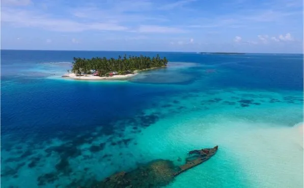 San Blas isla perro San Blas 3 Day Tour island san blas overnight tour package drone view turquoise ocean