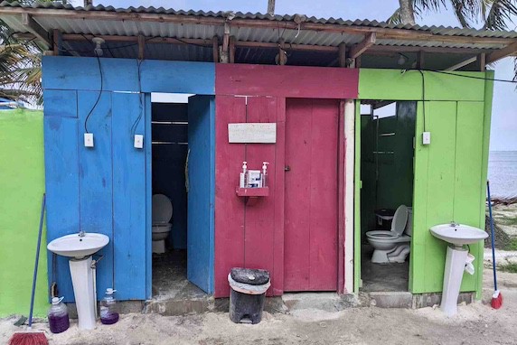 Shared Bathrooms – Isla Yansailadup Shared bathroom facilities at Isla Yansailadup in San Blas