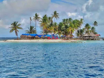 San Blas Isla Guanidup vista de toda la isla desde el océano