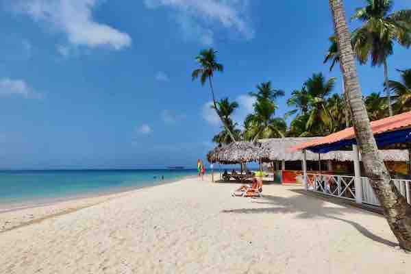 Isla Asserya Beach – San Blas Islands Panama White sand beach at Isla Asserya in the San Blas Islands, Panama