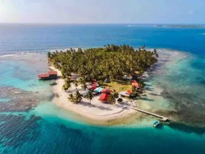 Tour de San Blas Isla Diablo san Blas panamá vista aérea de la isla con drones