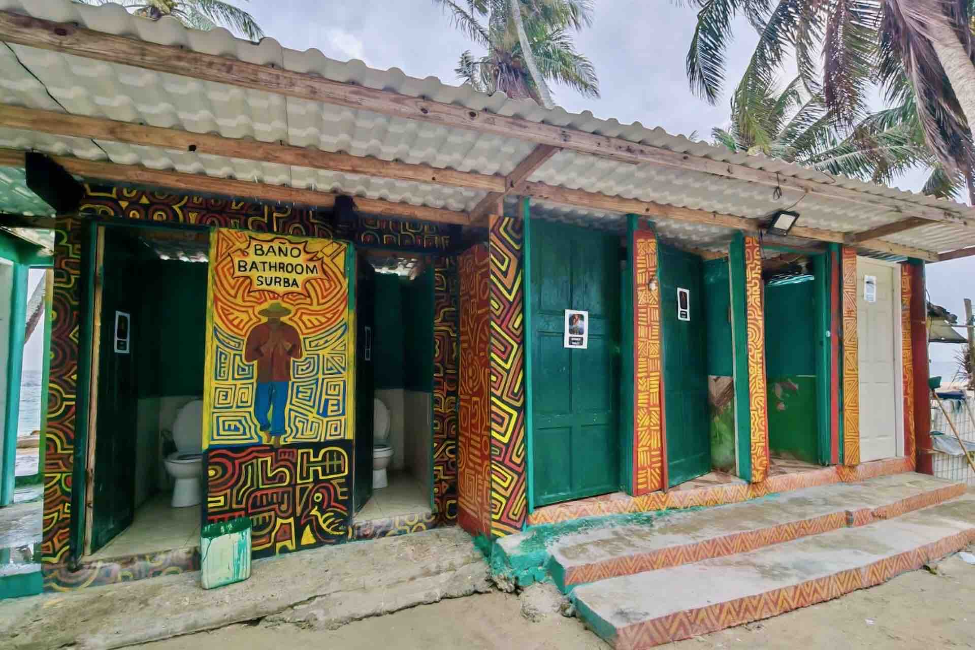 Isla Asserya Shared Bathrooms – San Blas Islands Shared bathrooms at Isla Asserya accommodation in the San Blas Islands