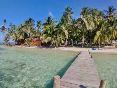 San Blas Panamá Isla Yansailadup playa de arena blanca con palmeras