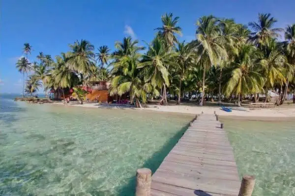 San Blas Panamá Isla Yansailadup playa de arena blanca con palmeras