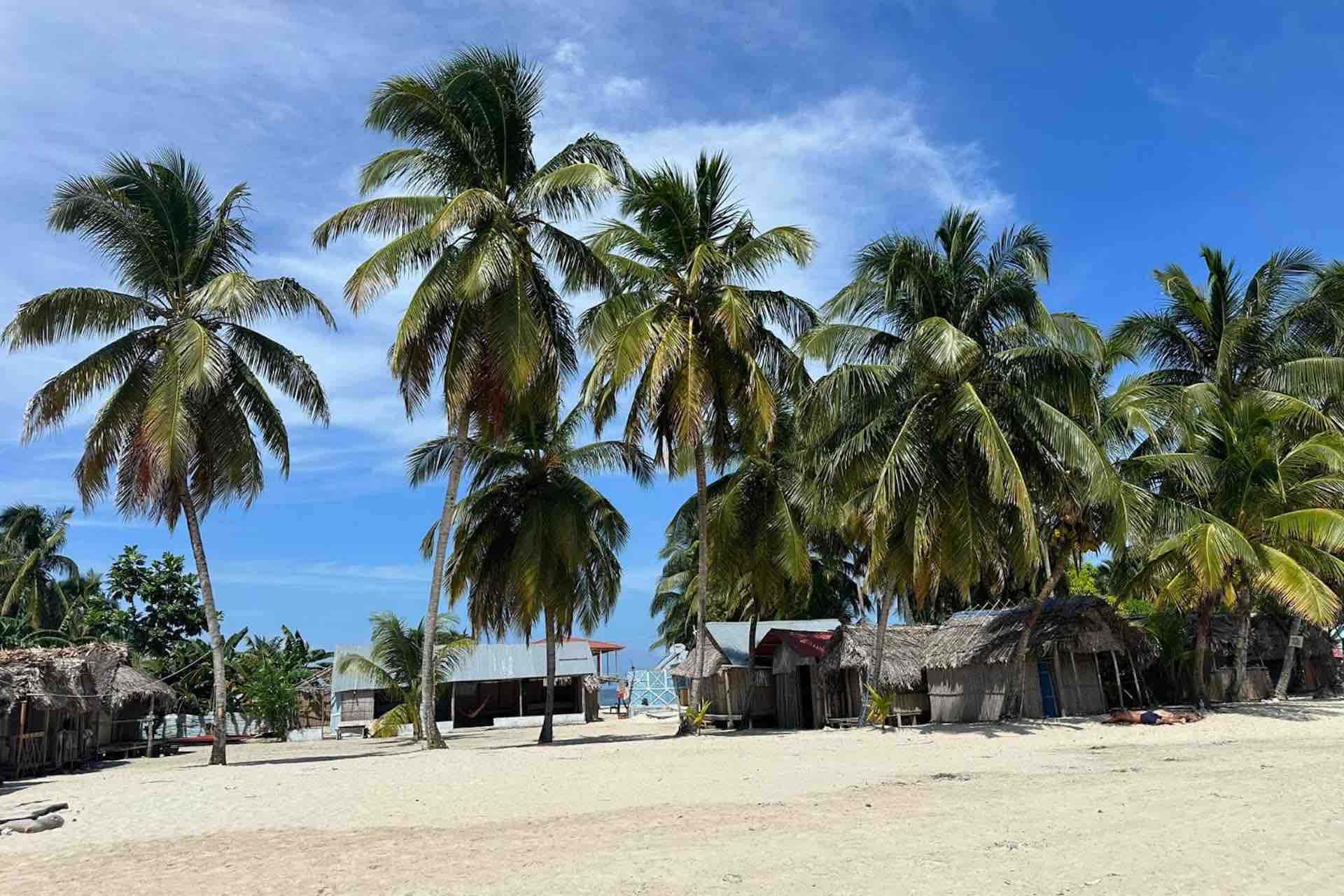 Cabañas San Blas, narasgandup playa sobre agua 2