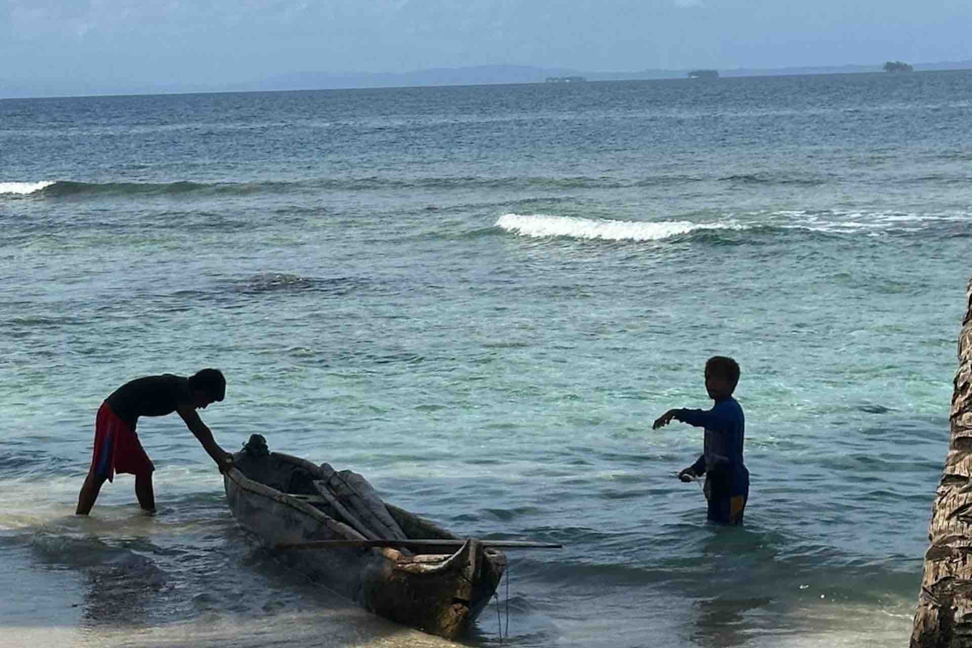 Cabañas San Blas, narasgandup sobre agua niños kuna jugando