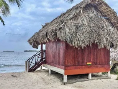 Cabina Tuba Senika San Blas frente al mar desde atrás