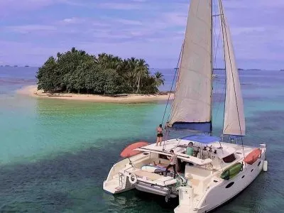 Catamarán Zenith fondeado en san blas