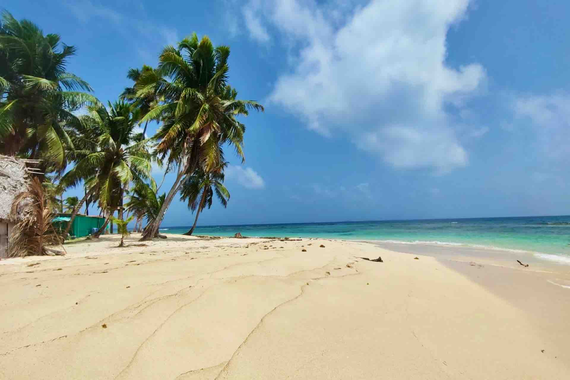 Isla Aroma Beach – San Blas Islands Panama White sand beach on Isla Aroma in San Blas, Panama