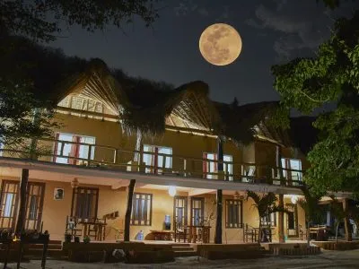 Hotel Xalli de noche con luna llena