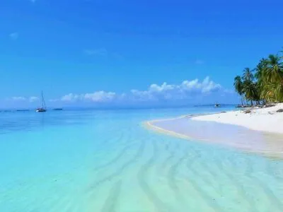 Playa de arena blanca de San Blas y océano turquesa