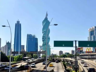 Vista del edificio de gran altura de la escala de la Ciudad de Panamá durante el recorrido por la ciudad