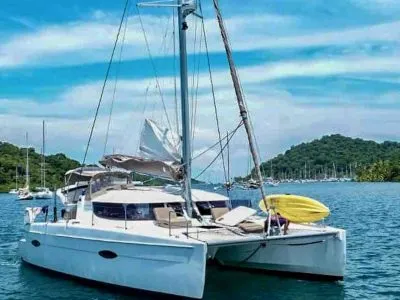 Atila Luxury Cat anclado en el Caribe