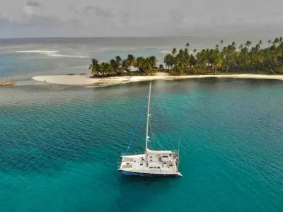 Drone vista de Custom catamarán anclado en la isla de San Blas