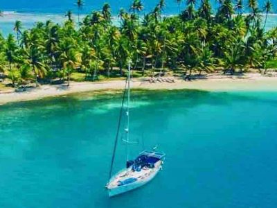 Sailing Ferm anchored on a San Blas island with palm trees