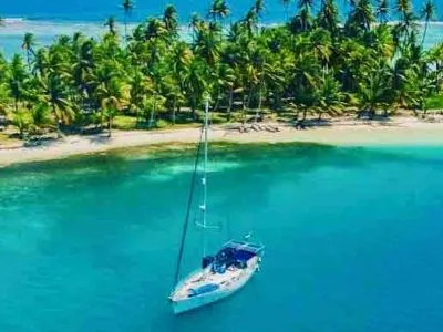 Sailing Ferm anclado en una isla de San Blas con palmeras