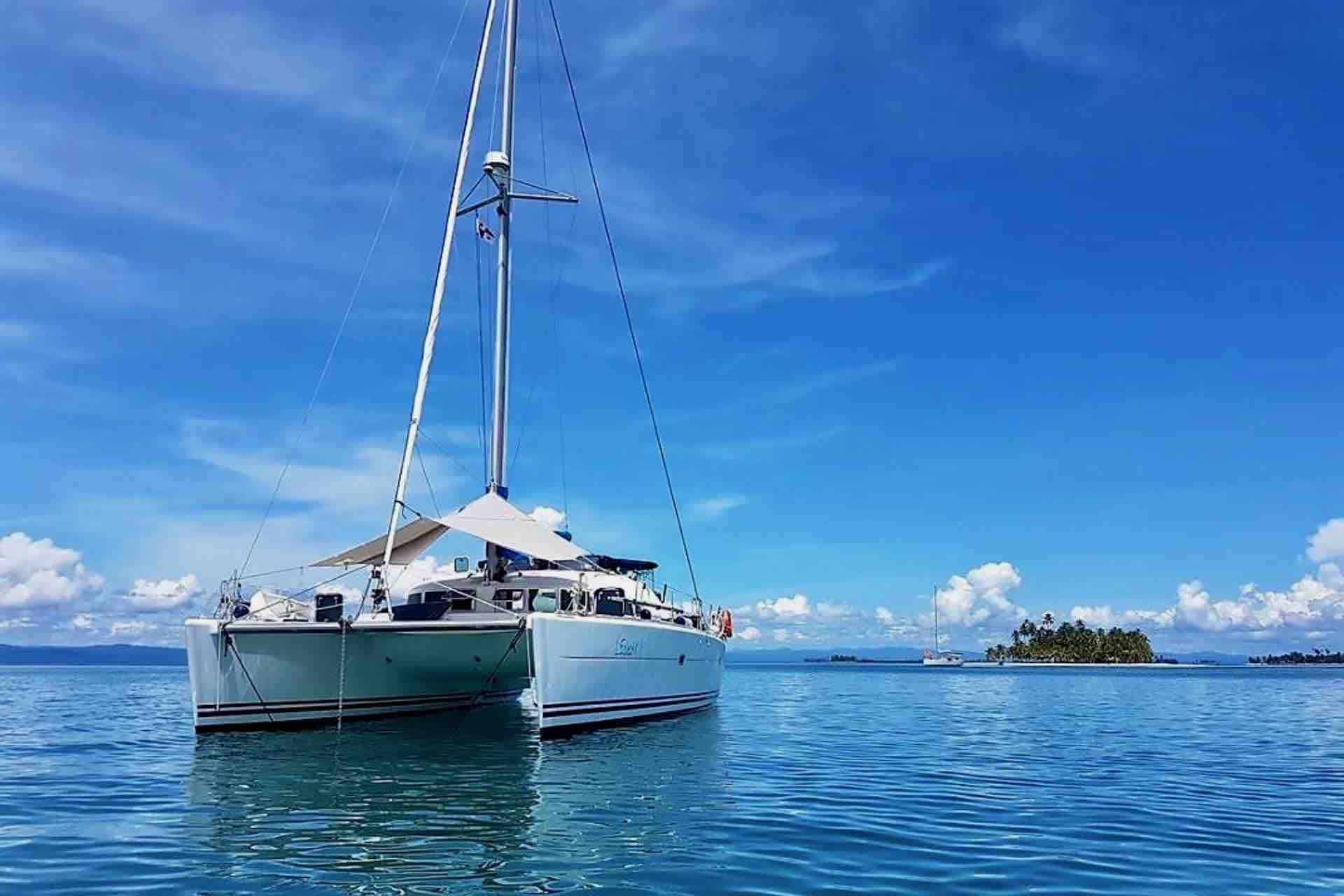 L'Eclectik II sailing life experience anchored in San Blas