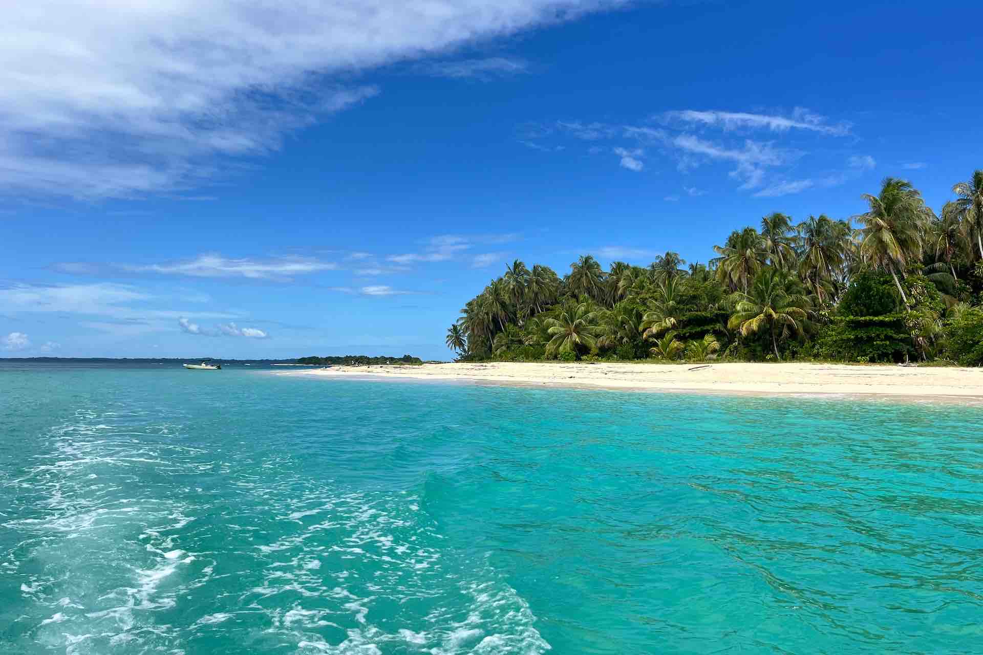 Cayos Zapatilla Beach – Bocas del Toro Cayos Zapatilla beach in Bocas del Toro, Panama