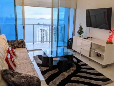 Sala de estar del condominio con vista al mar
