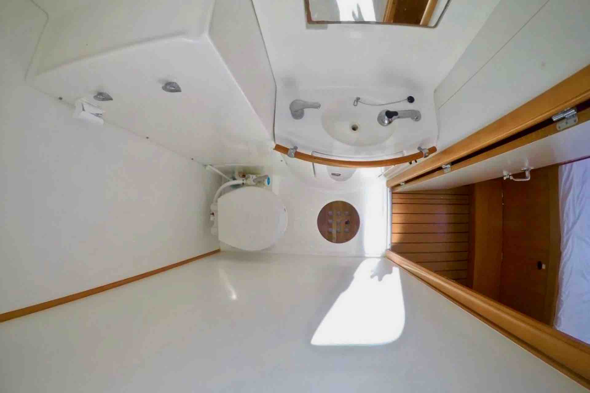 L'Eclektic II catamaran bathroom