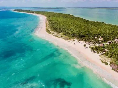 Drone vista de la playa de Sian Ka'an México