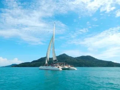 Isla Manga Taboga velero charter invitados navegando 3