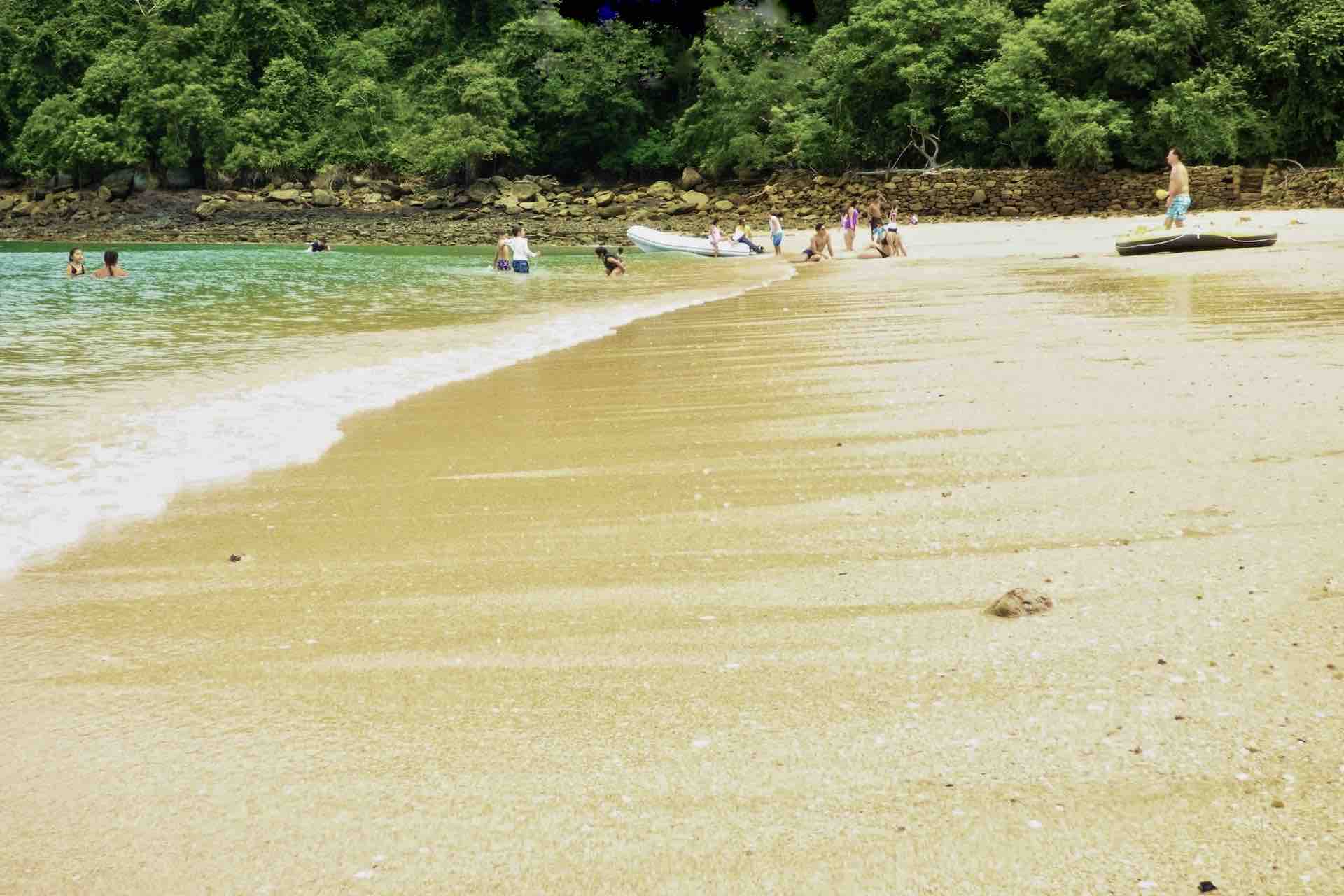 Manga Taboga island sailboat charter panama guests on beach