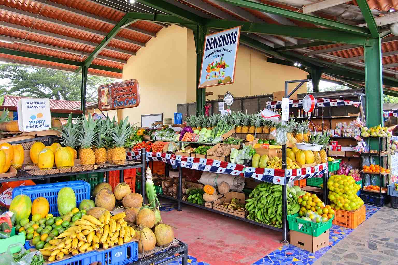 El Valle de Anton Market – Local Produce in Panama Pineapples, bananas and other fresh produce at El Valle de Anton market