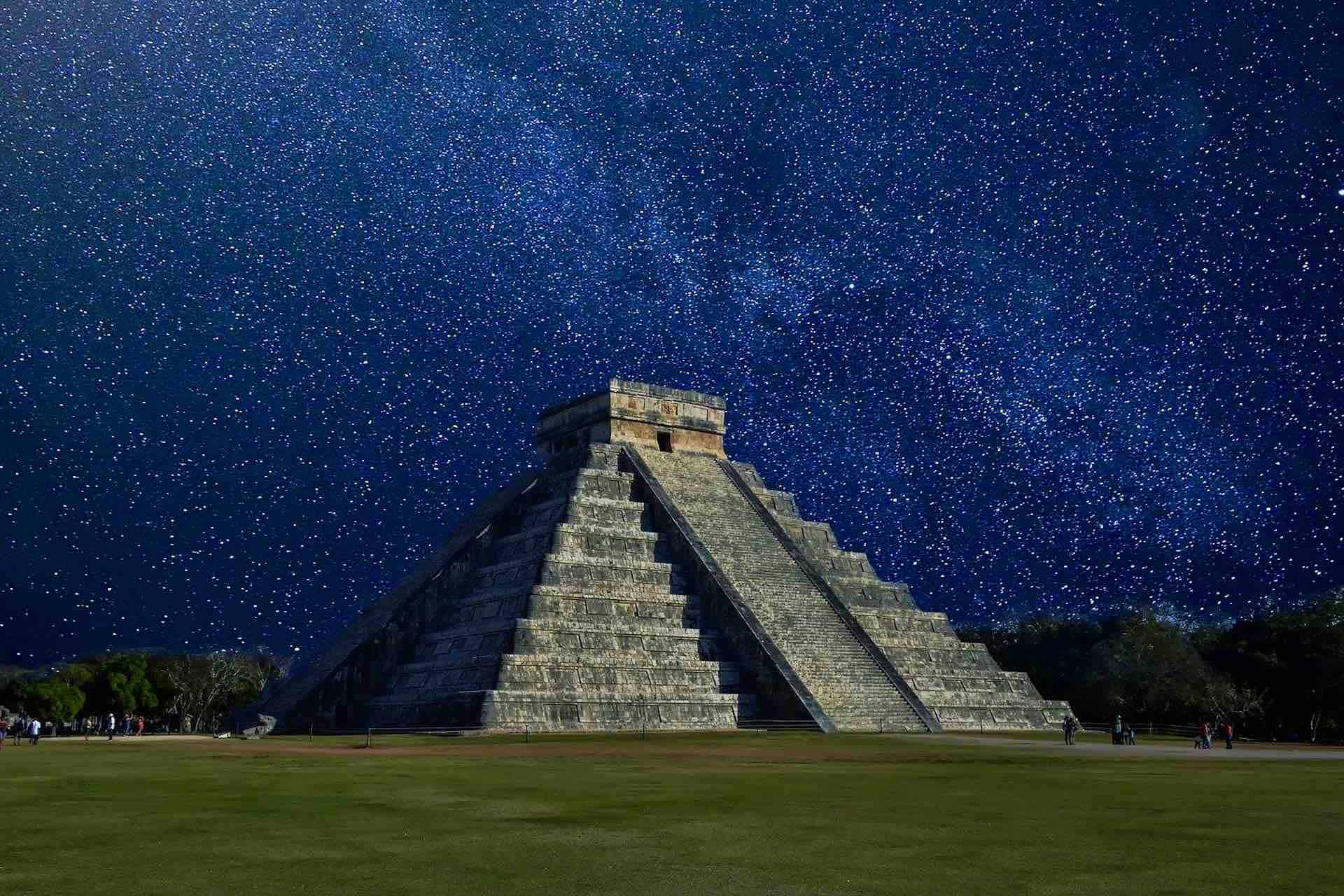 Chichén Itzá Tour pyramid at night