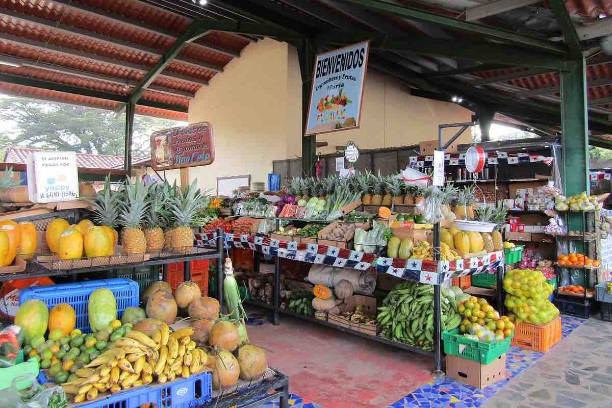 El Valle de Anton market with fresh fruit and vegetables