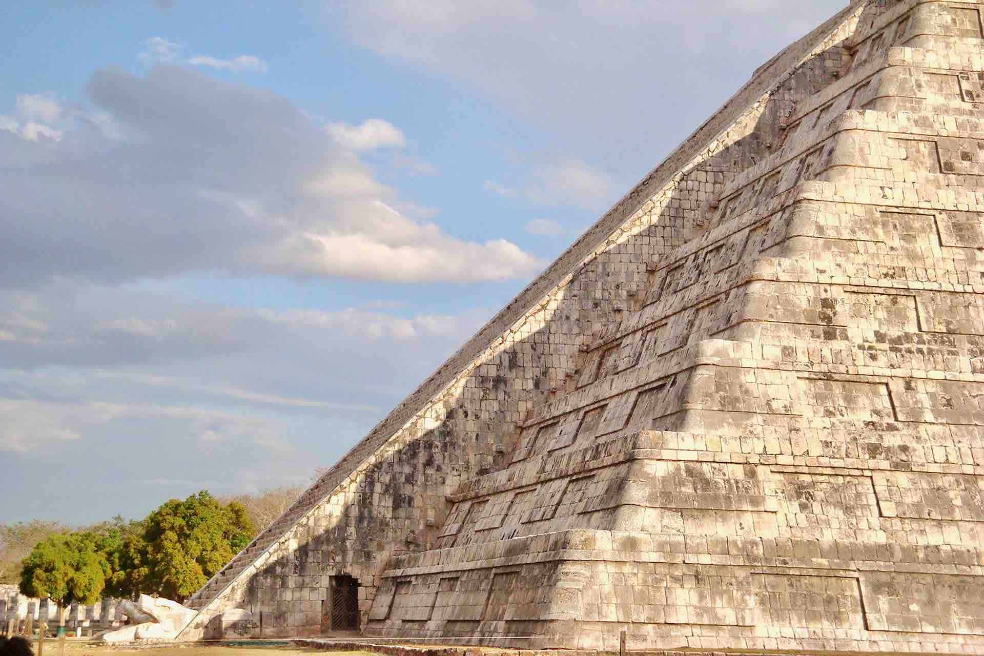 Chichén Itzá Tour pyramid from side