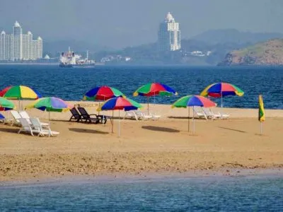 Isla Taboga Panamá tour privado en velero playa con sombrillas