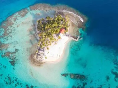 Tour San Blas Tour San Blas de 3 días Isla Perro Chico San Blas Tour de un día en Panamá vista aérea de la isla con drones 2