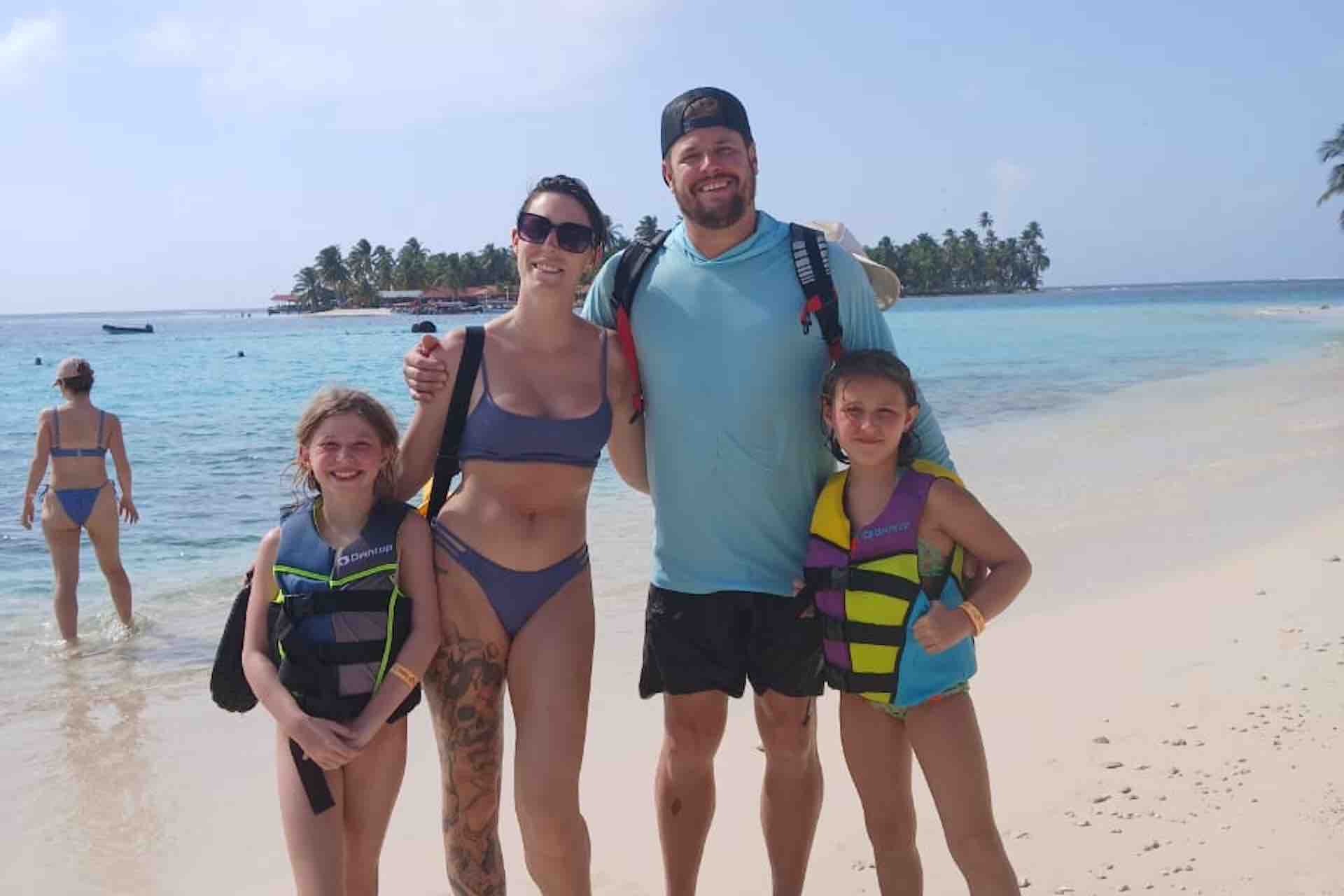 family isla perro san blas beach