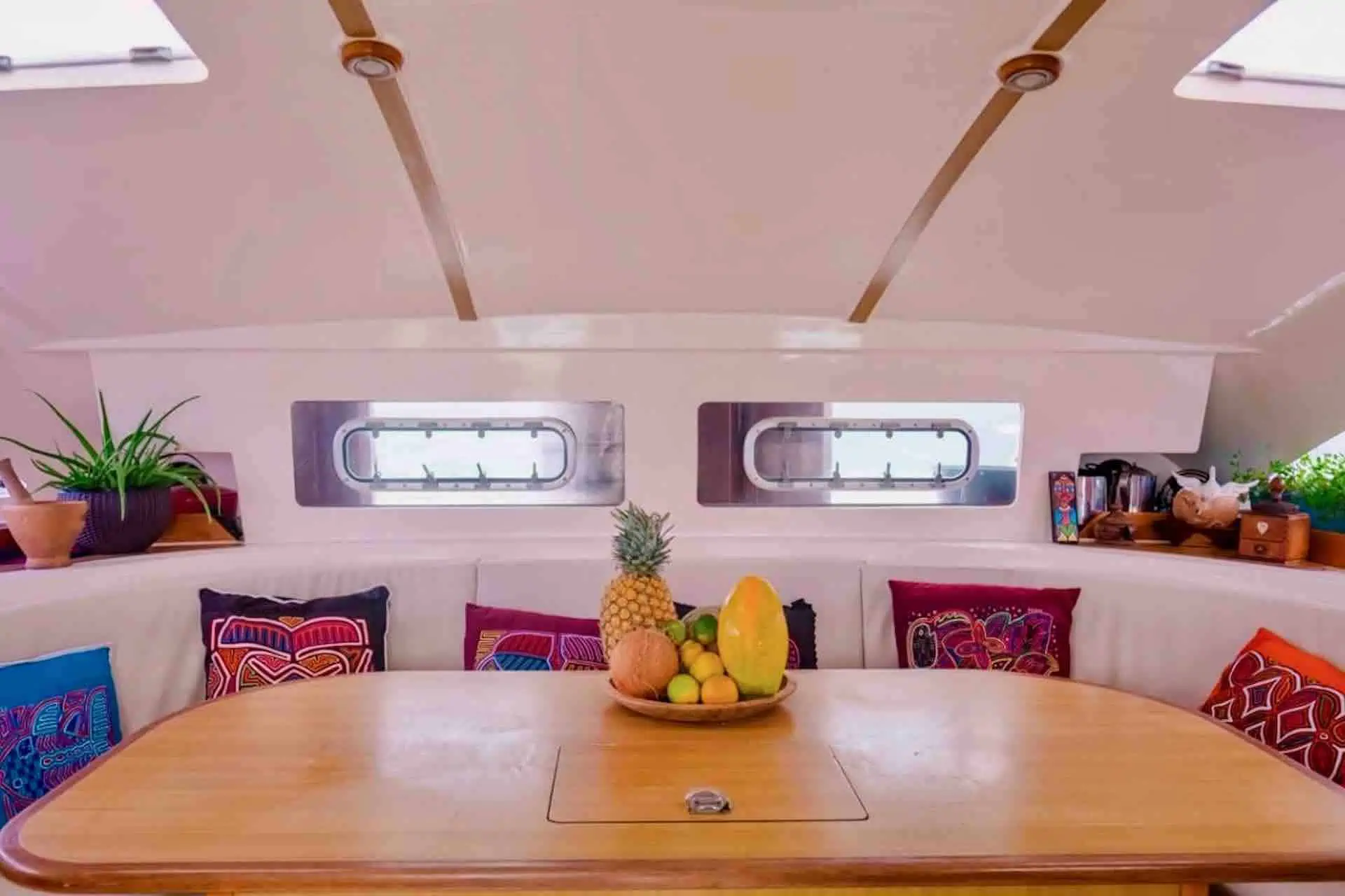 Kaya catamaran Saloon