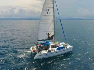 navegar islas san blas en dron catamarán azotado por el viento