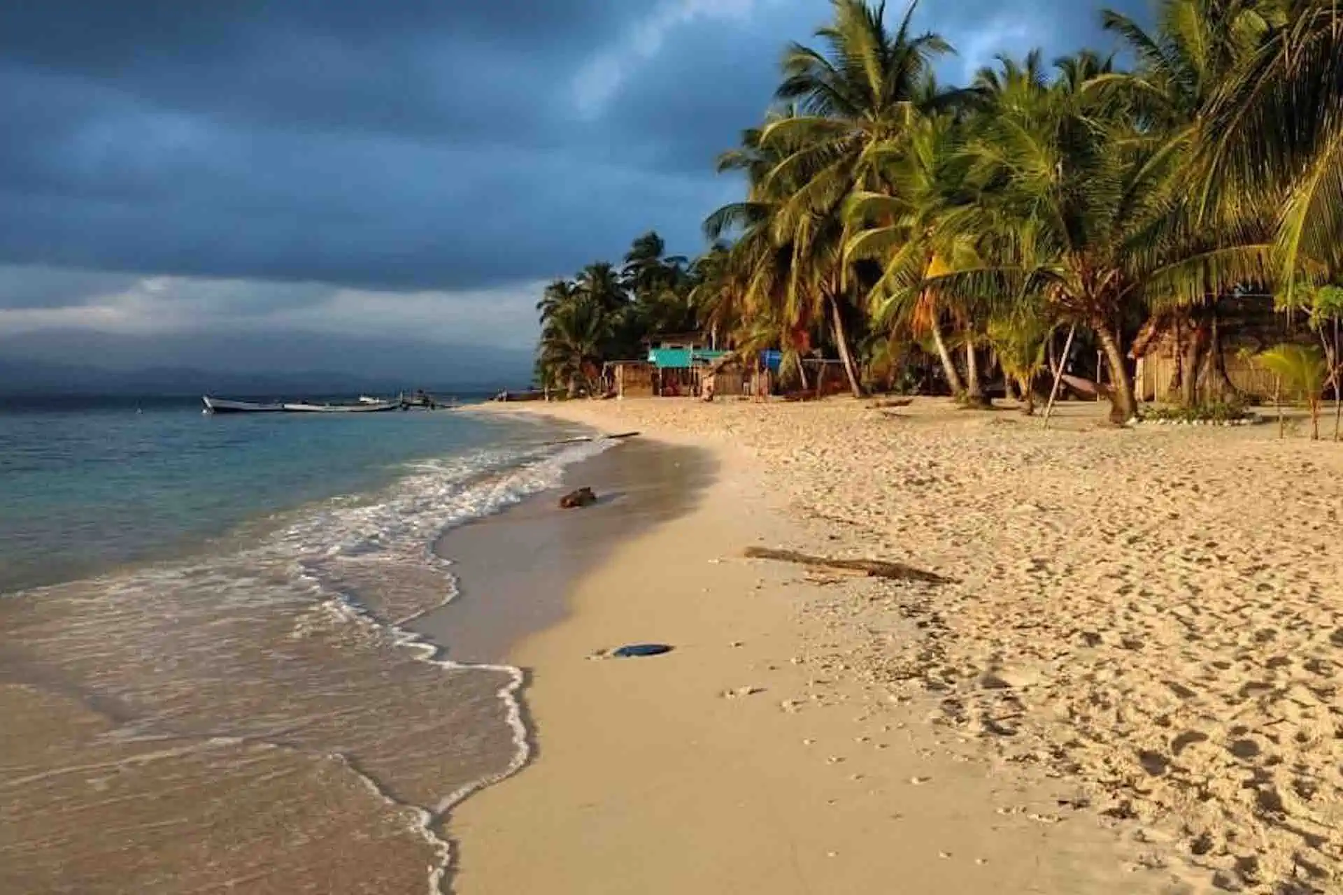 Isla Eneida San Blas beach