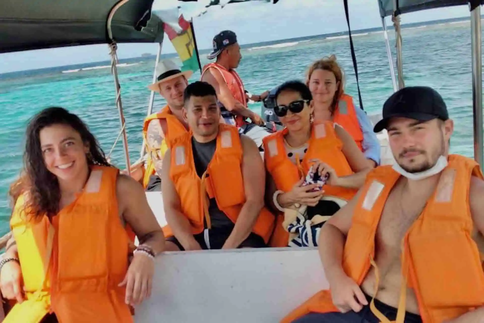 Isla Eneida San Blas lancha boat with guests