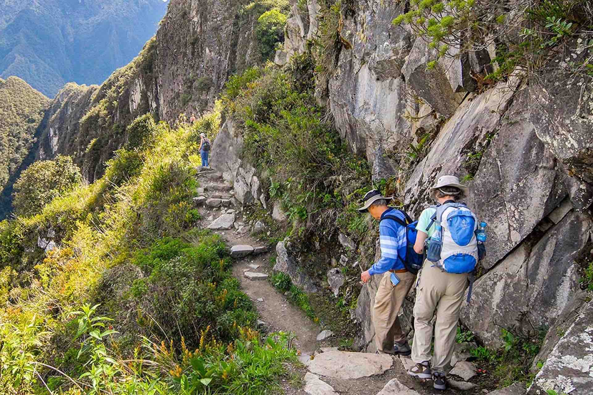 Machu Picchu inca trail couple on path